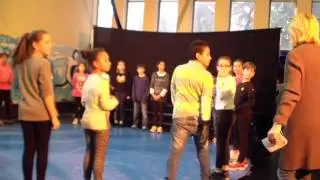 Acrobatica aerea e gioco di gruppo sul ritmo
