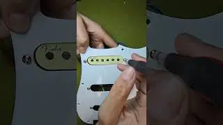 Замена звукоснимателей в Fender Stratocaster #гитара #fender #stratocaster #звукосниматель