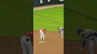 現地映像‼️デラクルーズ、走る走る‼️スライディングの勢いで何か落とした？キムヘソン選手が拾ってくれたのはスマホ？じゃないな？#delacruize#yoshinobuyamamoto #大谷翔平