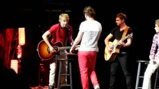 Medley (I Gotta Feeling/Stereo Hearts/Valerie/Torn) - One Direction