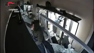 Torino: auto-ariete contro una vetrina, rubati 72 giubbini per un valore di oltre 20 mila euro