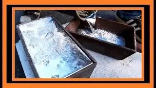 GIGANTISCHE LOOD BAAR SMELTEN EN GIETEN