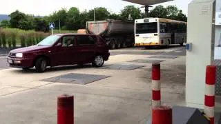 Oma beim Tanken!.MOV
