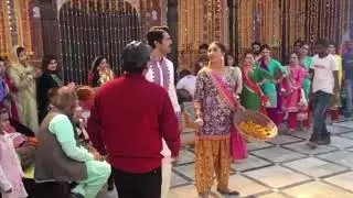 cast on the set of load wedding