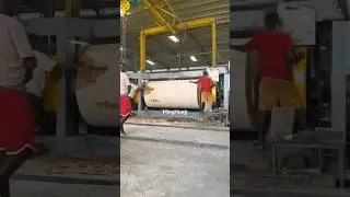 MingHung wood veneer peeling machine . spindle type.