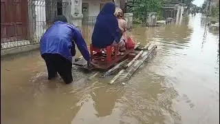 TAK ADA PERAHU WARGA DUSUN BANGSAL DESA CIASEM HILIR  GUNAKAN PERAHU MODIFIKASI MENUJU PASAR CIASEM