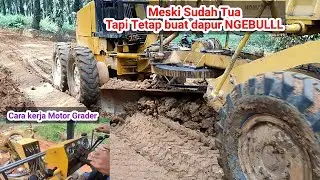 Cara kerja  Operator Motor Grader saat perbaikan jalan di perkebunan sawit