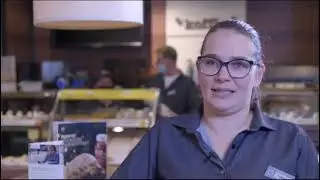 Kassamedewerker bij een tankstation