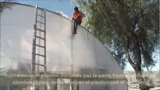 Colocación de plástico en techo de invernadero tipo túnel.
