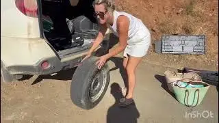 Cursus banden auto verwisselen voor dames. Nudist Bert geeft stap voor stap instructies. Kijk Tip! 
