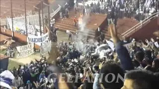 LLEGA TOCANDO EL BOMBO CON LA TROMPETAS