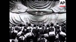 Jap Kids Bow to Buddha