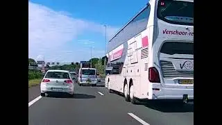 Busje is touringcar aan het treiteren 