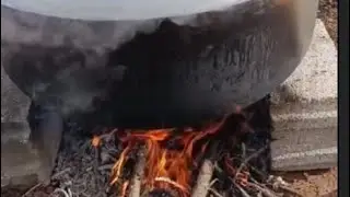 Жарка мяса на костре в рамках подготовки к Рамадану.