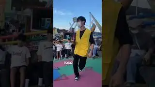 Этот сотрудник тематического парка не знает страха 😳