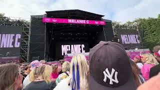 90 Tals Festivalen i Malmö 2025 - Melanie C pratar innan hon börjar sjunga sin låt ”Northern Star”