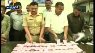 Demonetisation | New Currency Seized  IN IT Dep Raids in Surat & Noida