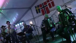 Haugelis Orkester   Spiller Will the Circle p&aring; teltscenen