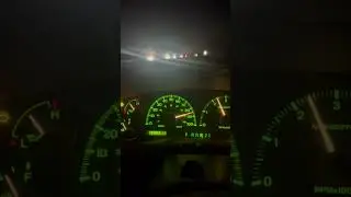 Lincoln Navigator z 99 roku, przebieg 200 000 mil i ciągle rośnie.