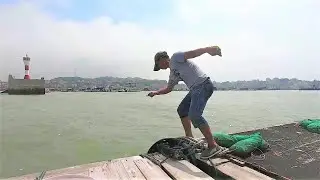 The old fisherman was fishing by hand and bit the hook too hard | China | Catching the sea |Fishing|