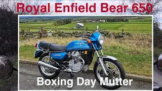 День подарков. Муттер на мотоцикле Royal Enfield Bear 650.