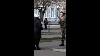 A video from February 24 in Henichesk shows a #Ukrainian woman calling out #Russian soldiers.