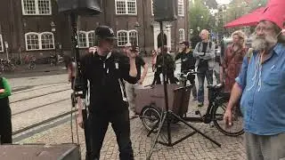 Kabouter Manifestatie (provo&rsquo;s) in Amsterdam op 15-9-2019. Spreker Roel van Duijn. 50 jaar Kabouter