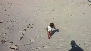 livinha subindo as dunas do corre nu