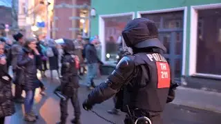 Jagd auf Polizisten bei Corona-Demonstration - Beamte setzen Schlagstöcke und Pfefferspray ein!