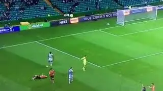 Craig Gordon Celtic Goalkeeper kung Fu kick
