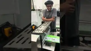 Zip lock longitudinal cross sealing pet food packaging doypack machine running in Colombia