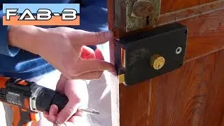 Installation d'une serrure en applique (porte d'entr&eacute;e)