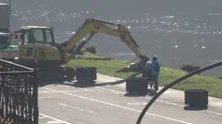 Rollstuhl f&auml;hrt unter Bagger durch; Viking Schiffsanleger Baustelle in Traben Trarbach