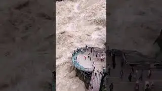 Dangerous River | Impressive viewing platform on the Yangtze River at the Leaping Tiger Gorge, China