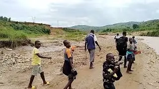 WALKING AS FAR AS MUHIRA RIVER . CIBITOKE PROVINCE ,BURUNDI