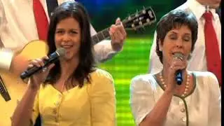Melanie Oesch yodels, Lisa Stoll plays the Alpine Horn, great medley of songs