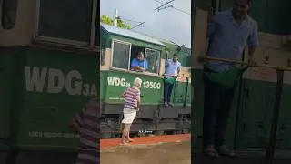 💙Locopilots stopped the train to help the old man to board on Train🙏💙 Humanity of the Locopilots
