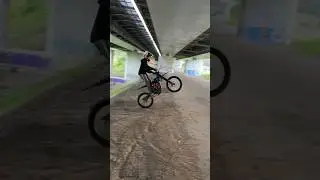 SUR-RON X Light bee заезд в горку #стант #surron #suron #stunt #сурон #электромотоцикл