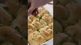 Fluffy homemade garlic knots 🫶🏻🧄 this appetizer is perfect for Super Bowl 🏈 #partyappetizers