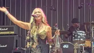Rachel Stacy was amazing at the full throttle saloon opening for Gretchen Wilson 