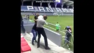 Paulo Wanchope (Coach Costa Rica and ex Man-City striker) crazy fight