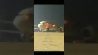 Aircraft Marshaller Parking ETHIOPIA B737800. #b737800 #aviation #youtube #airplane #airbusa320