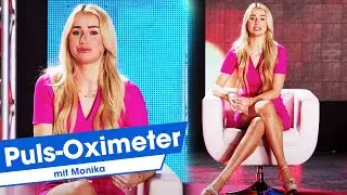 Monika beh&auml;lt den &Uuml;berblick &uuml;ber ihren Puls und den Blutsauerstoff mit diesem Puls-Oximeter
