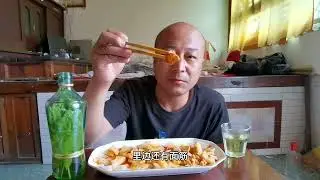 光棍男子在石峡镇买了一份凉粉，回家后边吃边喝真过瘾 #乡村美食