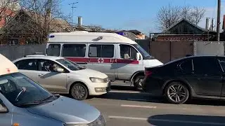 Прибывают две машины скорой помощи с воем и воем сирен.
