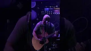 This One-Man-Band is Looping, Beatboxing While Playing Drums, Recording Live a Full Band Sound
