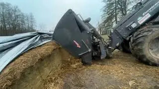Sołtys Zenek podgląda sąsiada Krzyśka .Ładowarka Eurotrac T13 Telescopic i Schaeffer 5050.