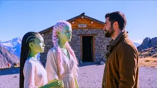 La mujer extraterrestre que salvé durante la guerra hace años ha regresado con su hija