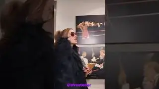 Бекки Линч действительно сделала это с фотографией на стене CM Punk 👀🔥