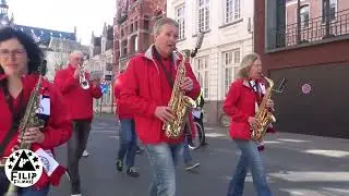 en klein optochtje met Dweilband De Bare&eacute;len vanuit  Hulst (NL)  en met de  prins van Temse